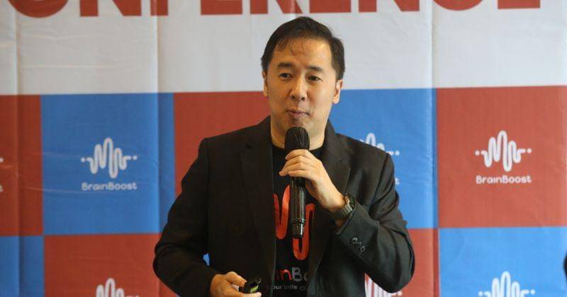 Founder BrainBoost & Tribelio, Denny Santoso meluncurkan produk audio inovatif bernama BrainBoost di
Jakarta pada Kamis (19/12). BrainBoost menggabungkan tiga teknologi utama untuk membantu
penggunanya memprogram ulang otak bawah sadar dan mengubah pola pikir mereka terhadap uang.
Ketiga teknologi tersebut yakni Guided Relaxation, Afirmasi Positif, dan Gelombang Theta. - Dok. BrainBoost